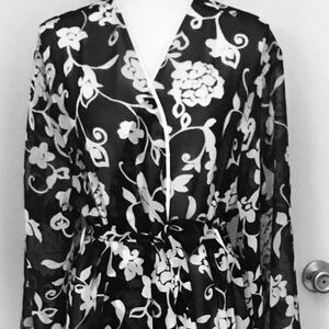 Robe long black and white floral sheer/semi sheer size medium